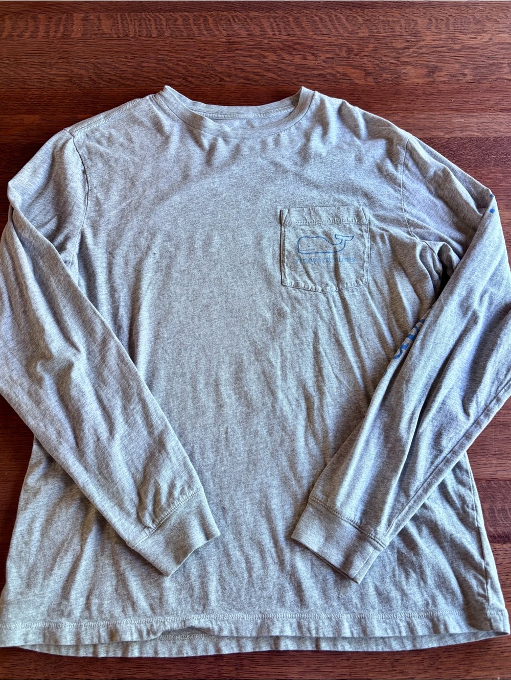 Vineyard Vines Men's Long-Sleeve Pocket Tee in Light Gray with Blue Whale